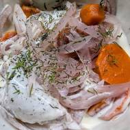 Śledzie po szwedzku w sosie jogurtowym