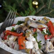 Śledzie z grzybami i pieczoną papryką