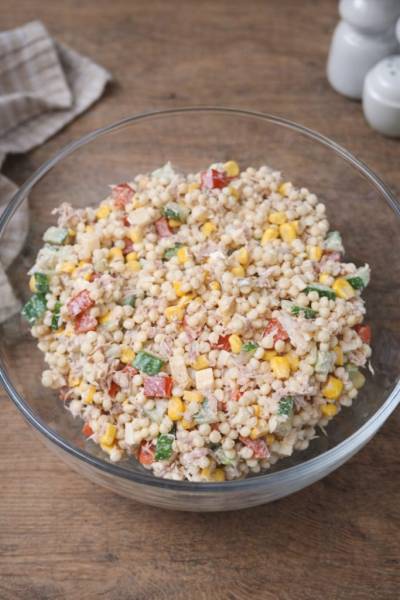 Sałatka z kuskusem perłowym i tuńczykiem