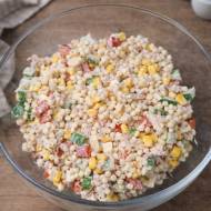 Sałatka z kuskusem perłowym i tuńczykiem