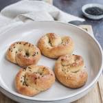 Serowo czosnkowe precle