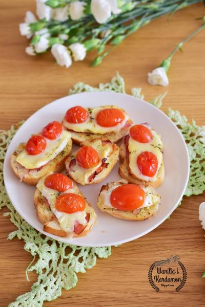 Czosnkowe grzanki z szynką parmeńską, camembertem i tymiankiem