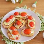 Czosnkowe grzanki z szynką  parmeńską, camembertem i tymiankiem