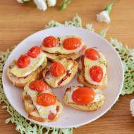 Czosnkowe grzanki z szynką  parmeńską, camembertem i tymiankiem