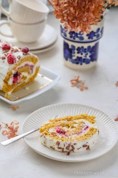 Rolada dyniowa z kremem i malinami