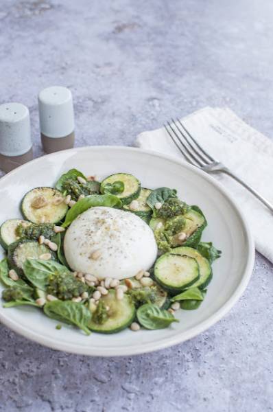 Sałatka z cukinią i buratą z pesto