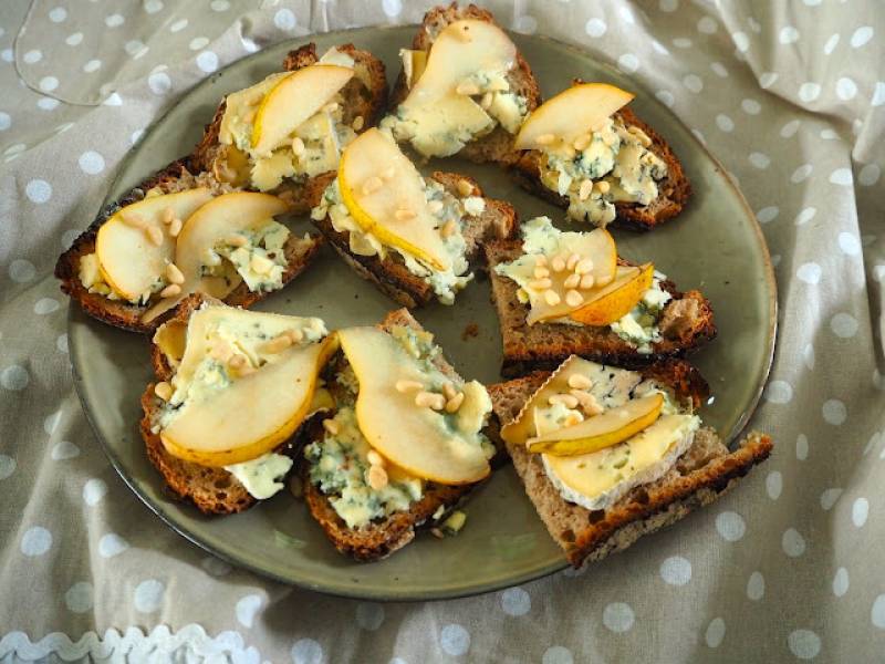 TOSTY Z SERKIEM PLEŚNIOWYM I GRUSZKĄ