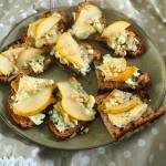 TOSTY Z SERKIEM PLEŚNIOWYM I GRUSZKĄ