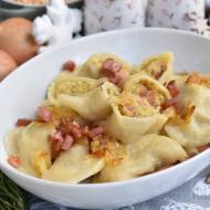 Pierogi z grochem, cebulką i boczkiem