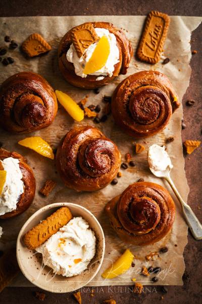 Kawowe drożdżówki z z ciasteczkowo-pomarańczowym nadzieniem