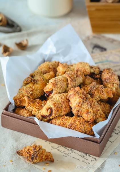 Orzechowe rogaliki z ciasta twarogowego