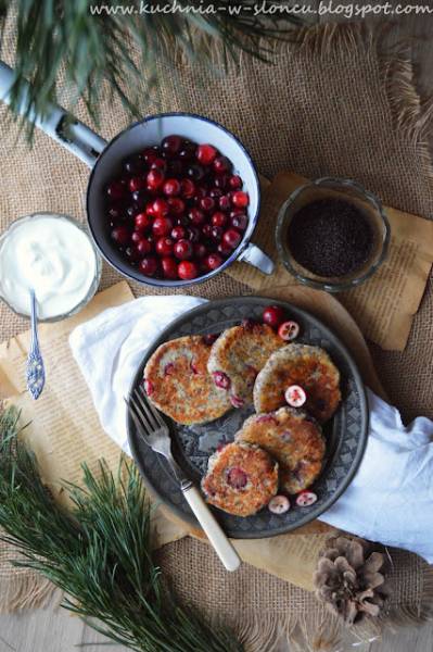 Zimowe syrniczki z makiem i żurawiną