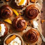 Kawowe drożdżówki z z ciasteczkowo-pomarańczowym nadzieniem