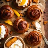 Kawowe drożdżówki z z ciasteczkowo-pomarańczowym nadzieniem