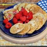 Placuszki bananowe z serkiem wiejskim i malinami