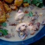 Gulasz z serduszek drobiowych z pieczarkami