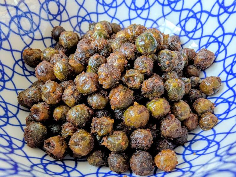 Chrupiący groszek prażony w air fryerze. Pyszna i zdrowa przekąska