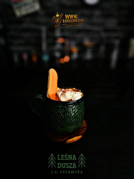 Gorąca czekolada tiramisu, deser w filiżance