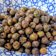 Chrupiący groszek prażony w air fryerze. Pyszna i zdrowa przekąska