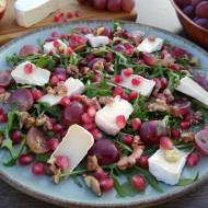 Sałatka z camembertem i granatem na rukoli