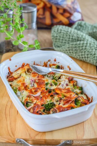 Zapiekanka z frytkami i kiełbasą