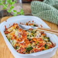 Zapiekanka z frytkami i kiełbasą