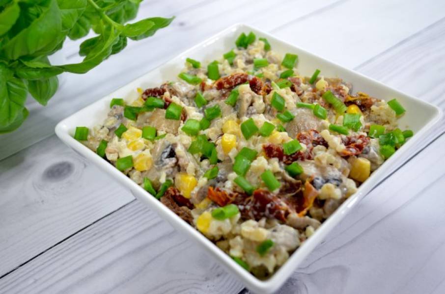 Sałatka z kaszą bulgur pieczarkami, suszonymi pomidorami i kukurydzą + film