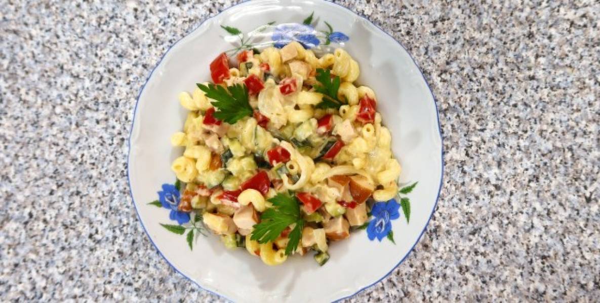 Makaron z wędzonym kurczakiem, cukinią i papryką + film