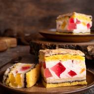 Ciasto żółtkowo-białkowe z masą z kwaśnej śmietany