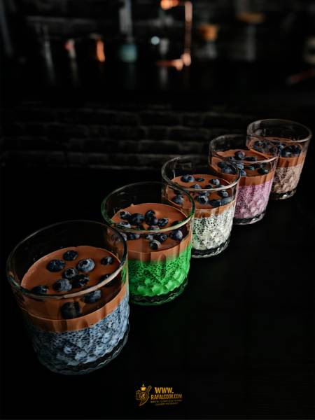 Kolorowy deser chia, jedna baza, pięć smaków