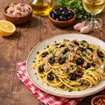 Spaghetti z tuńczykiem i oliwkami