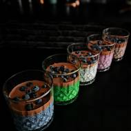 Kolorowy deser chia, jedna baza, pięć smaków