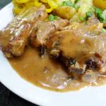 Żeberka duszone w sosie pieczeniowym jasnym