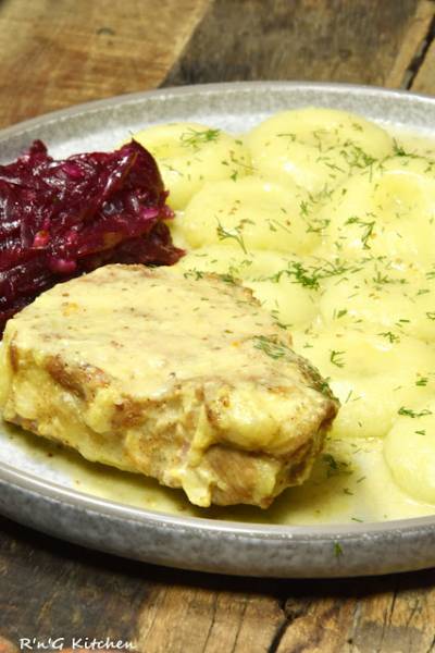 Sztuka mięsa w sosie musztardowym z kluskami śląskimi
