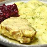 Sztuka mięsa w sosie musztardowym z kluskami śląskimi