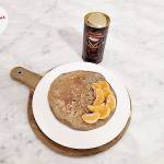 Omlet gryczany z czekoladą adaptogenialną, bananem, orzeszkami ziemnymi i pestkami słonecznika