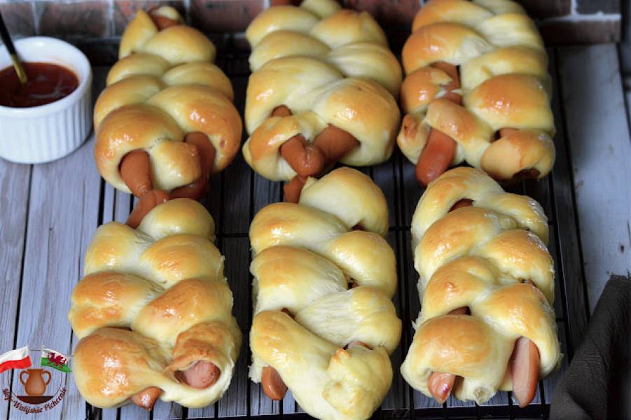 MINI CHAŁKI Z KIEŁBASĄ. KRUCHO-DROŻDŻOWE