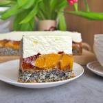 Piegusek z brzoskiwniami i kremem śmietankowym