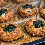 Gniazdka z mięsa mielonego ze szpinakiem i sosem pieczarkowym