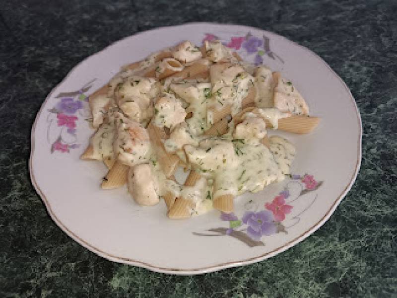 Kurczak w sosie serowo-śmietankowo-koperkowym z makaronem penne