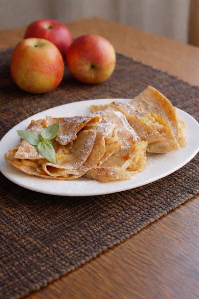 Naleśniki orkiszowe z jabłkami