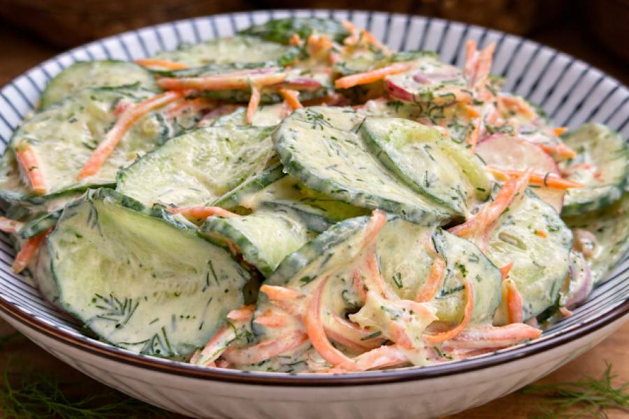 Surówka chrupiąca z ogórka i marchewki