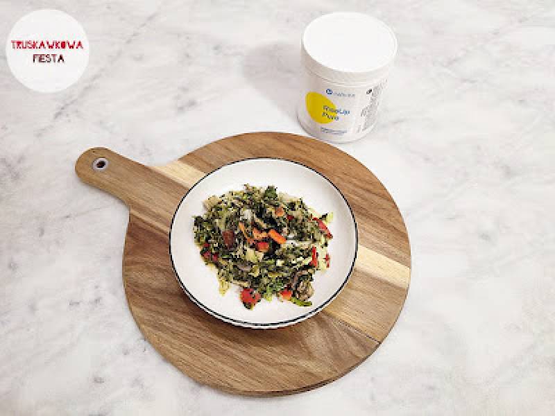 Żołądki z kurczaka, kiszona kapusta, pieczarki, papryka czerwona, szpinak, kapusta pekińska i miksem sałat z kolagenem