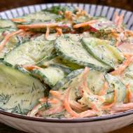 Surówka chrupiąca z ogórka i marchewki