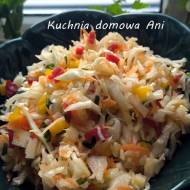 Kolorowa surówka z białej kapusty