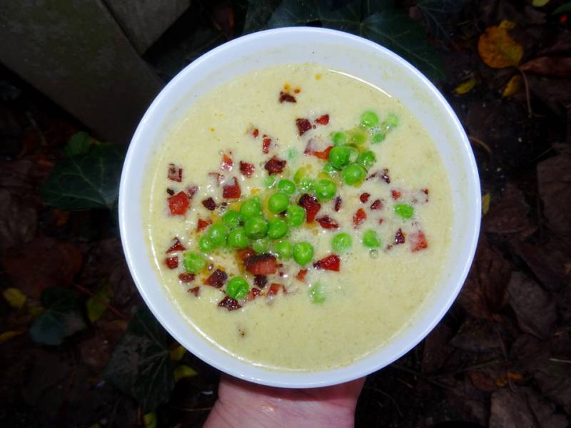 Zupa krem z selera naciowego z chrzanem i groszkiem