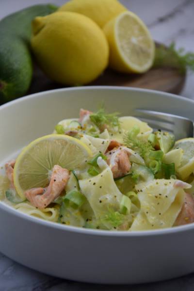 Makaron z łososiem i cukinią