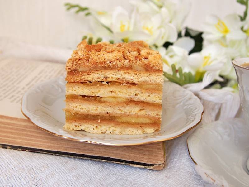 Kruche ciasto z jabłkami w galaretce – prosty, domowy klasyk