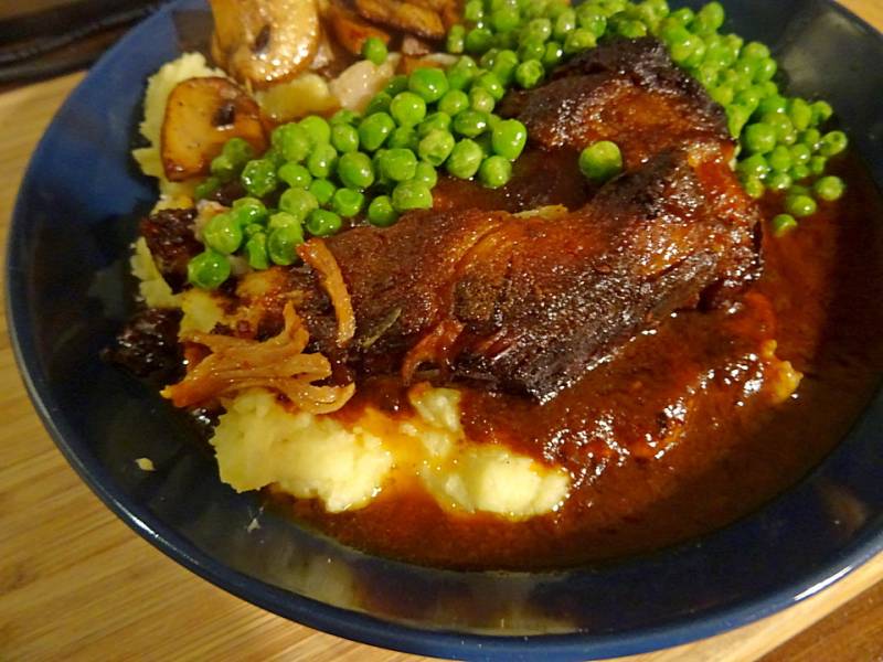 Pieczona łopatka w ciemnym sosie, pomysł na obiad