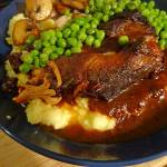 Pieczona łopatka w ciemnym sosie, pomysł na obiad